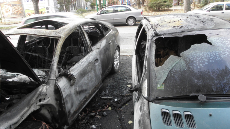 Подпалиха 2 коли в столичния квартал "Бенковски"