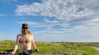 Колин Ънсуърт и Сейди Тан са двойката велосипедисти от Free