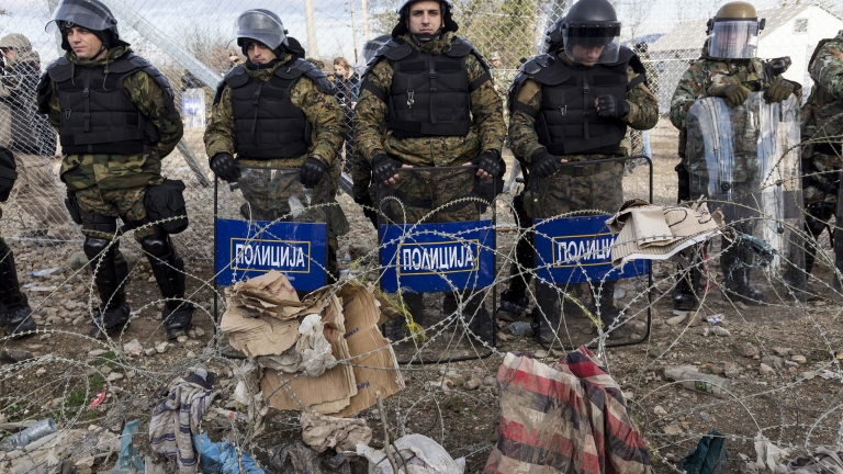 Сълзотворен газ срещу стотици мигранти на гръцко-македонската граница