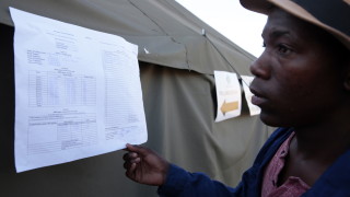 Управляващите в Зимбабве печелят абсолютно мнозинство след вота