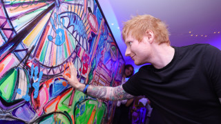 Погледнато отстрани животът на Ед Шийрън изглежда бляскав и мечтан Почти