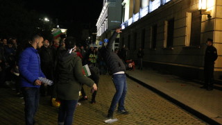 Тази вечер участниците в антиправителствените протести хвърляха яйца и домати