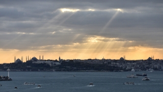 Пътнически ферибот се сблъска с товарен кораб в Босфора съобщи