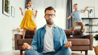 Безброй въпроси и нужди шум от бутафорни оръжия и за