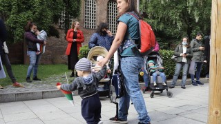 Около 15 души от организацията Обединени родители се събраха на