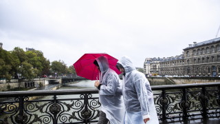 Проливни дъждове връхлетяха Франция причинявайки прекъсване на електрозахранването в около