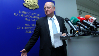 МОН погва насилието срещу учители, иска 4-степенна образователна система