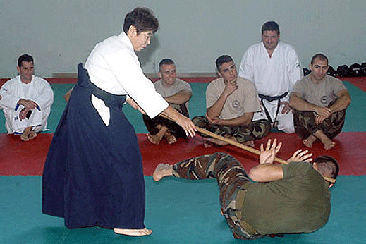 Японска баба млати войници за да се научат на дисциплина (галерия)