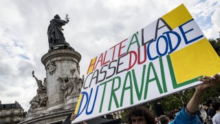 Хиляди парижани излязоха на улицата да протестират срещу новата трудова реформа