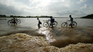Наводнения и свлачища погубиха десетки в Индия