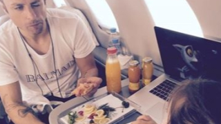 Димитър Бербатов си спретна пикник в самолета 