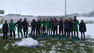 От Ботев Враца дадоха добър пример Юношите на клуба започнаха почистването