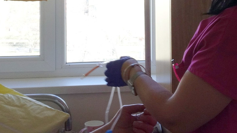 Кадри в пенсионна възраст покриват остър недостиг на акушерки и медицински сестри