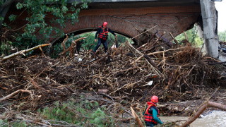Най малко трима души са загинали а други трима са в