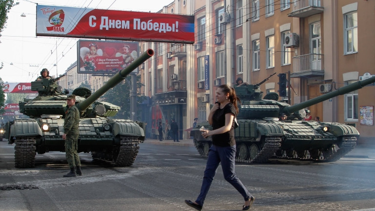 Сепаратистите в Украйна отбелязаха Деня на победата със забранена бойна техника