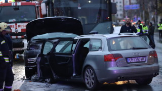 9 годишно момче пострада леко при сблъсък между два автомобила в