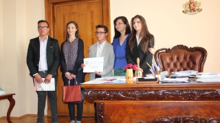 Учениците с над 5,50 да не ходят на матури поиска дете, седнало в стола на Кунева