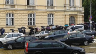 Опашка от желаещи да отдадат последна почит и да се