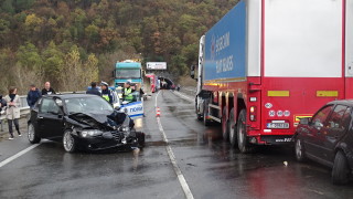 Верижна катастрофа блокира трафика по главен път Е 79 край Благоевград