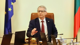 Денков плавно предава властта на служебния кабинет