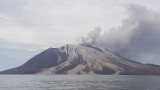 Продължава евакуацията заради изригването на вулкан в Индонезия 