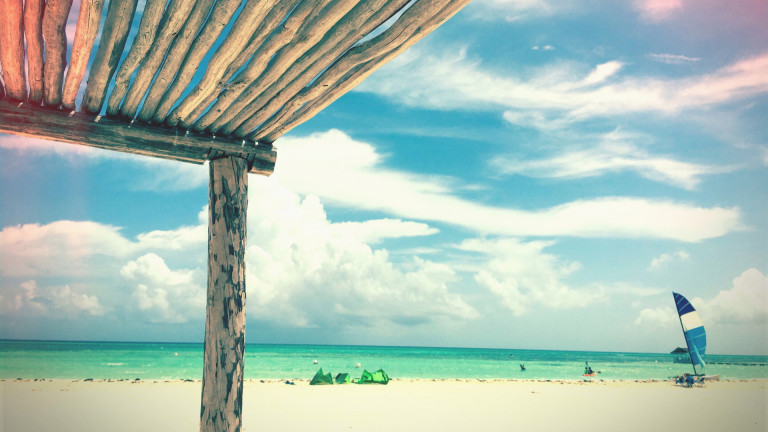 Крайбрежен имот с няколко спални и две къщи за гости е на път да удари ценови рекорд