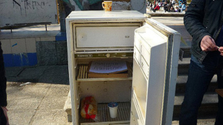 Стар хладилник се "открехна" за "пицата" на Дянков 