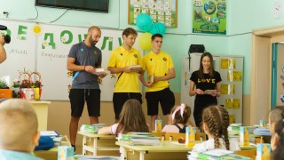 От Ботев Пловдив зарадваха деца по случай първия учебен ден