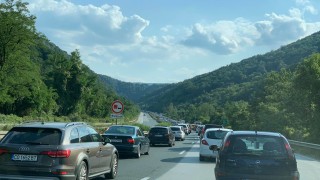 Километрични опашки от коли са блокирали Хемус в посока София