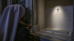 Монахинята, която наруши ватиканския протокол преди погребението на папа Франциск