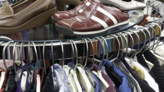 Полицаи иззеха множество дрехи продавани нелегално в Перник съобщиха от