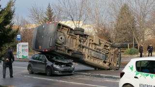 Зрелищна катастрофа стана тази сутрин в столичния квартал Младост съобщава