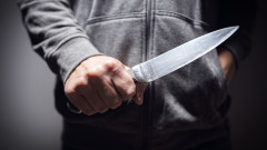 Мъж заплаши с нож сестра си в София