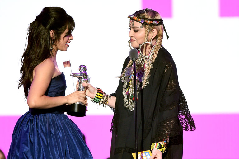  Камила Кабело получи една от премиите си персонално от Мадона 