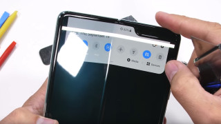 Samsung Galaxy Fold безспорно е интересен и иновативен телефон пионер