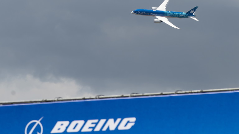 "Боинг" временно приземи самолети от модела 777