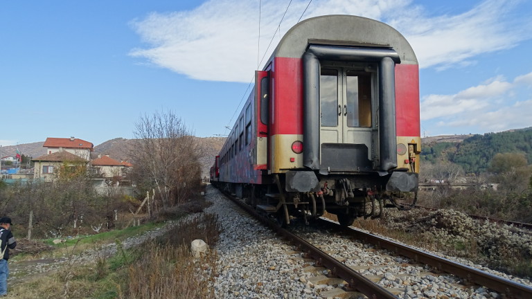 Влак е аварирал на един километър от гара Крумово, съобщи