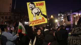 Студенти от НАТФИЗ и СУ излязоха на протест и блокираха ул. "Раковски"