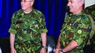 Подобряват облеклото на военните ни зад граница