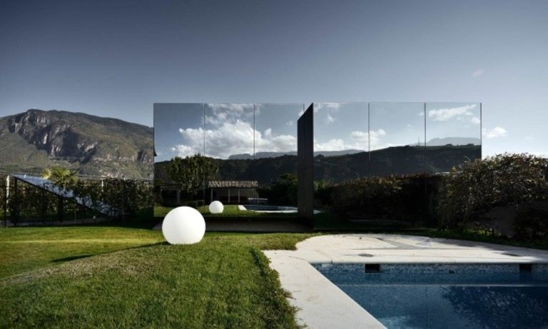 The Mirror House, Италия