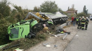 Един човек е загинал при катастрофа на тежкотоварен камион на