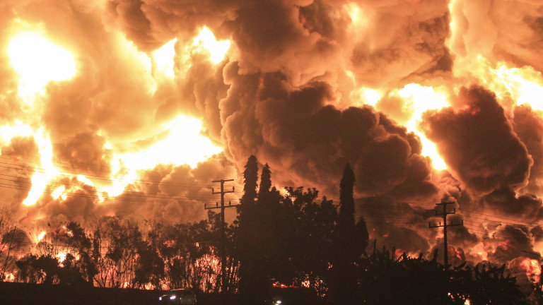 Десетки ранени и 950 евакуирани след взрив в рафинерия в Индонезия 