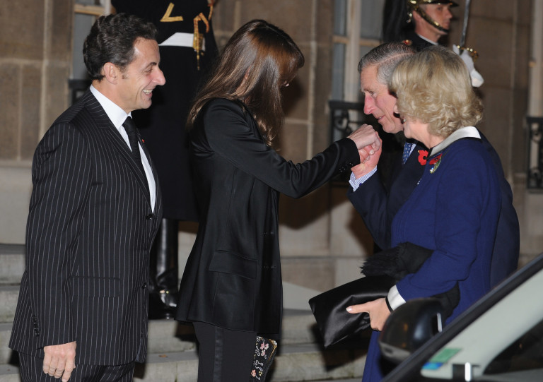 Чарлз все още като принц на Уелс целува ръката на Карла Бруни-Саркози