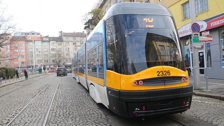 Лек автомобил и трамвай се сблъскаха в София, съобщава БНР.