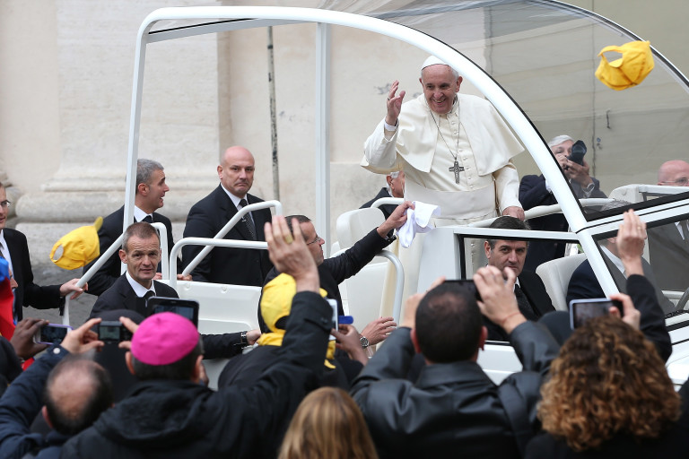 Един от папамобилите ще заживее нов живот