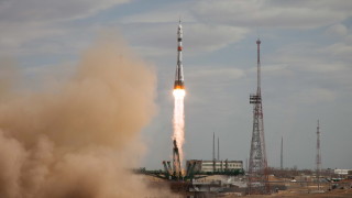 Американско руски космически екипаж излетя към Международната космическа станция МКС след