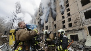 Русия изстреля бараж от дронове срещу Украйна през нощта ранявайки