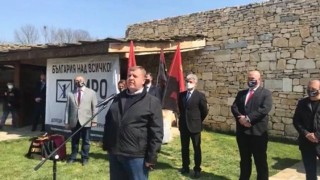 Скъпи приятели развейте знамената Развейте ги смело защото тези знамена