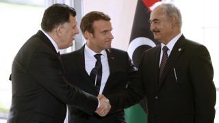 Сарадж и Хафтар прекратяват огъня в Либия след срещата с Макрон