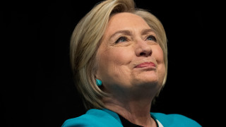 Хилари Клинтън бори стреса с йогийско дишане